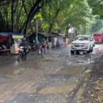 Jalan Menuju Modernhill Pondok Cabe Rusak Parah, Pengendara Terjebak Lubang dan Genangan