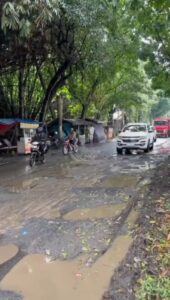 Jalan Menuju Modernhill Pondok Cabe Rusak Parah, Pengendara Terjebak Lubang dan Genangan