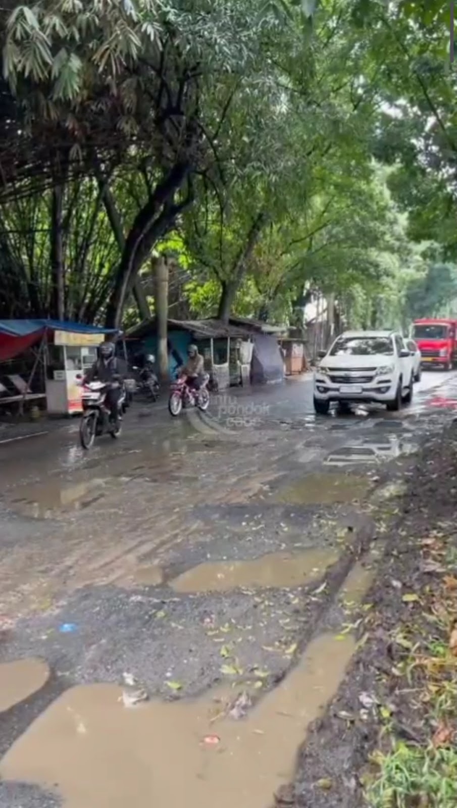 Jalan Menuju Modernhill Pondok Cabe Rusak Parah, Pengendara Terjebak Lubang dan Genangan