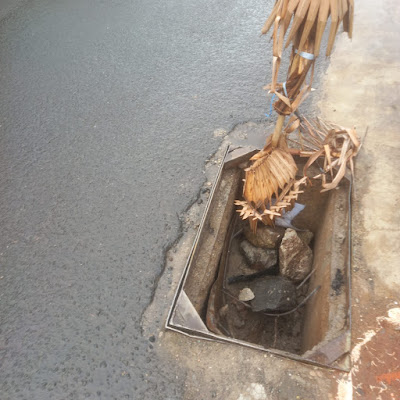 Lubang Besar di Prapatan Jalan Bonjol Pondok Aren Dikeluhkan Warga, Pengendara Diminta Waspada