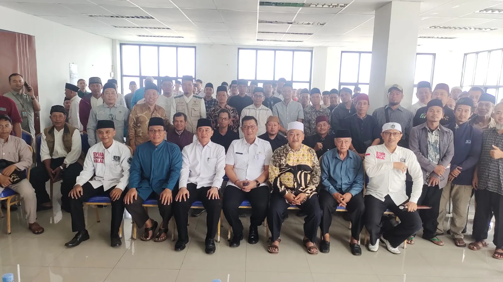 MUI Tangsel Latih 200 Juru Sembelih Jelang Idul Adha sekda kota tangsel bambang noertjahjo bersama peserta bimtek juru sembelih hahal mui kota tangsel di kantor mui kecamatan pamulang kota tangsel pada rabu 5 mei 2024 11zon