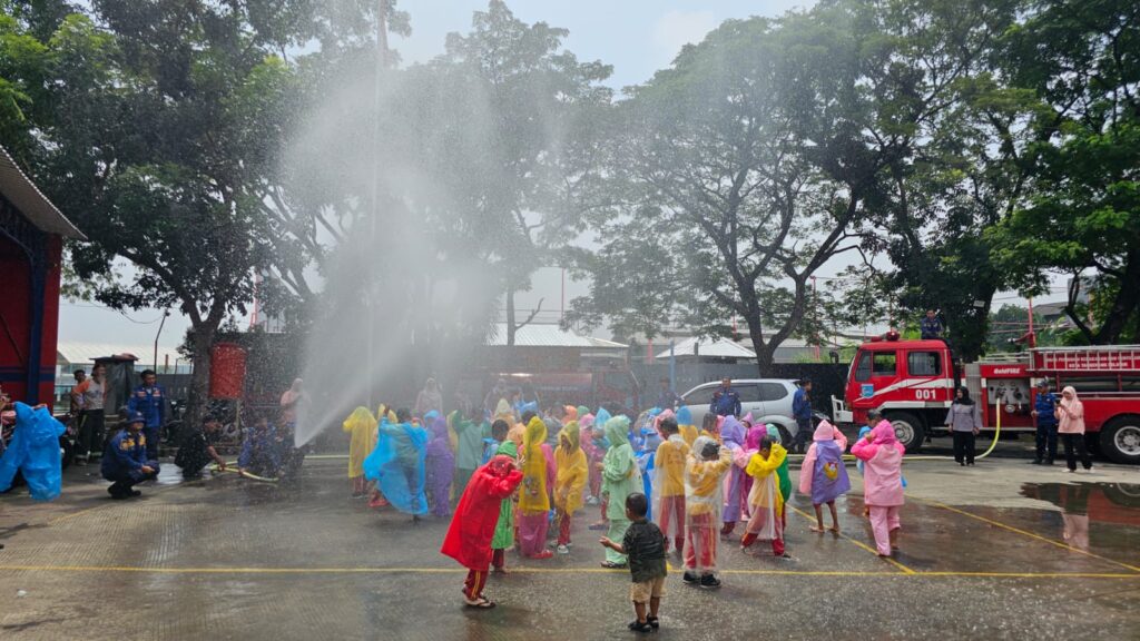 Damkar Tangsel Hadirkan Mobil Edukasi Kebakaran untuk Anak TK Damkar Tangsel Hadirkan Mobil Edukasi Kebakaran untuk Anak TK