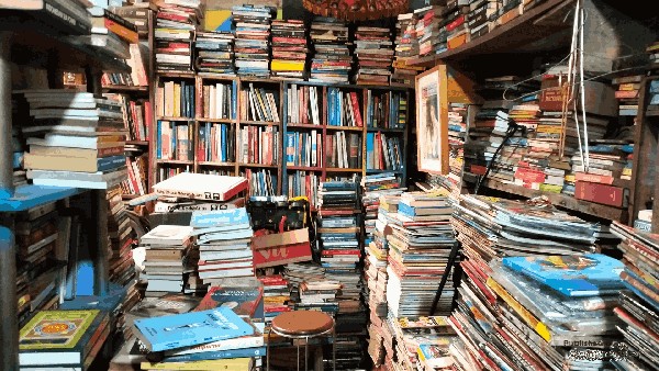 Toko Buku Lawas Pamulang Viral Jadi Surga Literasi Langka