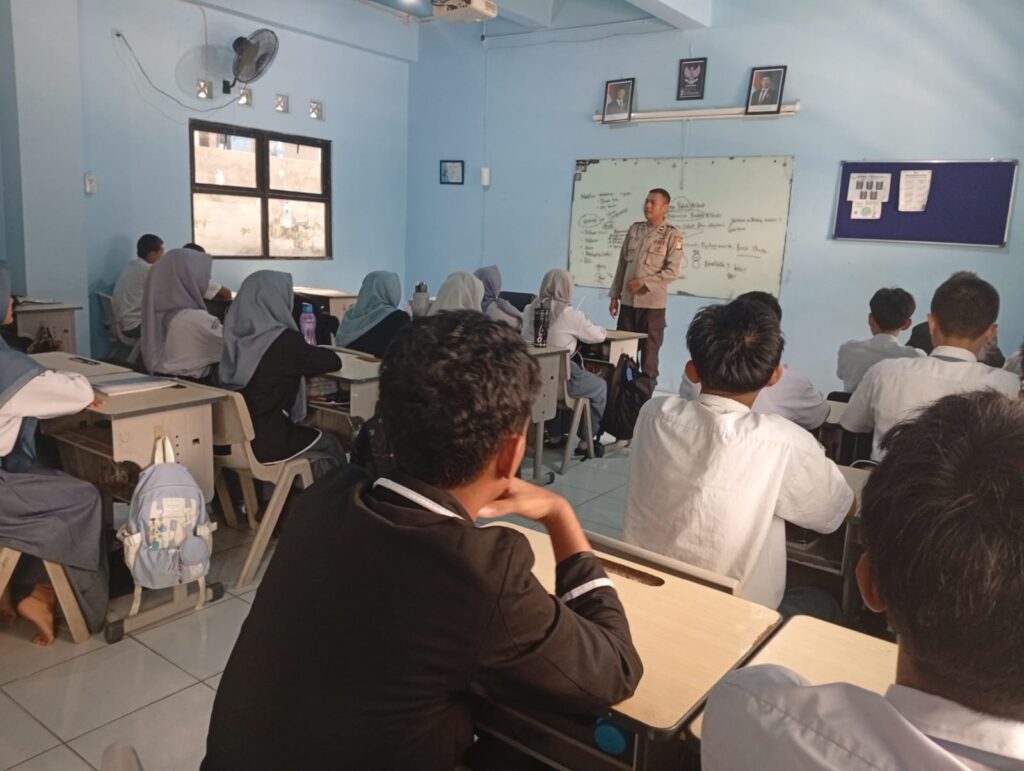 Polisi Sosialisasi Bahaya Narkoba dan Tawuran di SMK Plus BLM Polisi Sosialisasi Bahaya Narkoba dan Tawuran di SMK Plus BLM