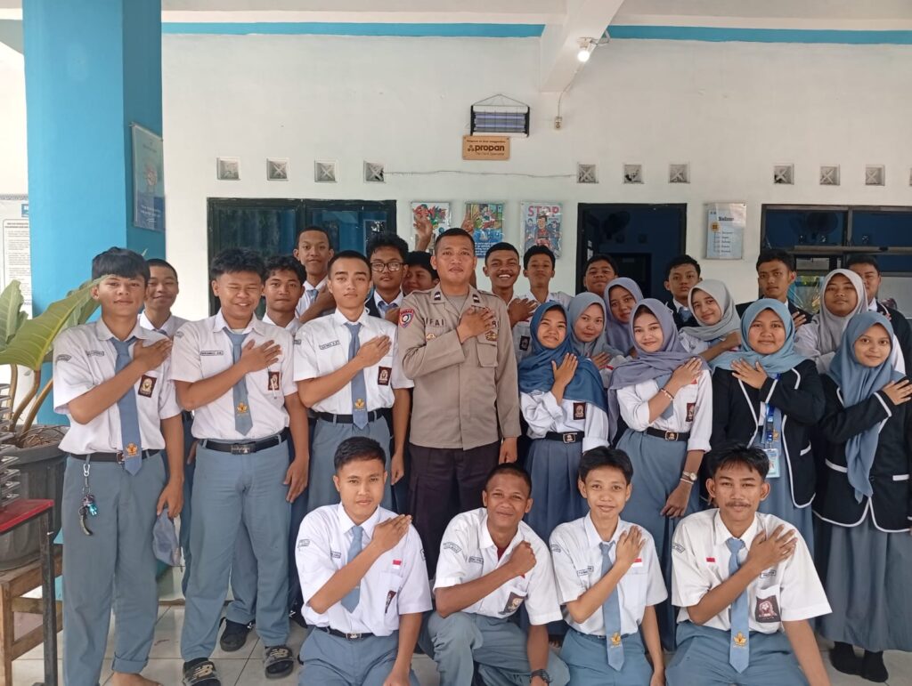 Polisi Sosialisasi Bahaya Narkoba dan Tawuran di SMK Plus BLM