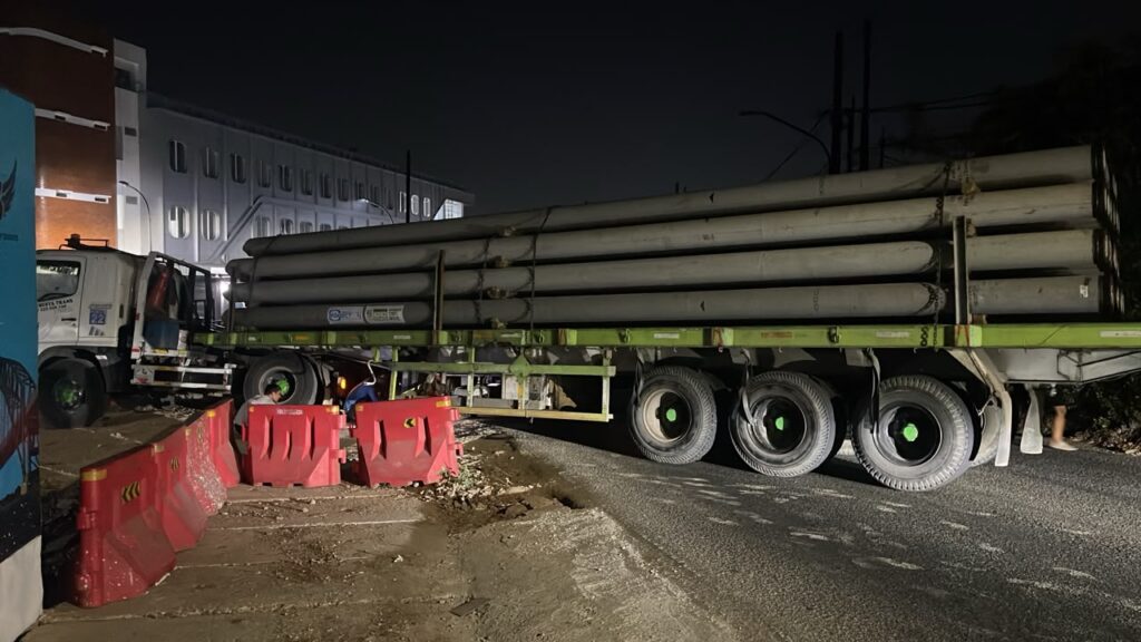Truk Trailer Bermuatan Tiang Pancang Ambles di Pondok Cabe