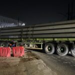 Truk Trailer Bermuatan Tiang Pancang Ambles di Pondok Cabe