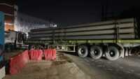 Truk Trailer Bermuatan Tiang Pancang Ambles di Pondok Cabe