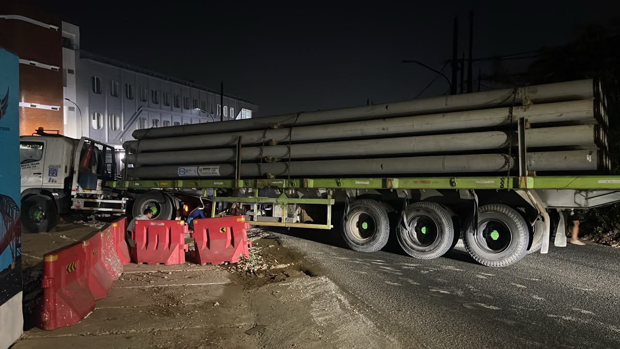 Truk Trailer Bermuatan Tiang Pancang Ambles di Pondok Cabe