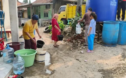 Krisis Air Bersih Tangsel Meluas ke 25 Titik Krisis Air Bersih Tangsel Meluas ke 25 Titik